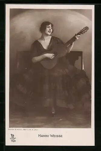 AK Schauspielerin Hanni Weisse spielt Gitarre