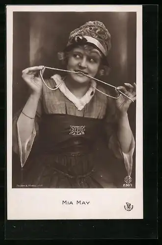 AK Schauspielerin Mia May mit Perlenkette zwischen den Zähnen