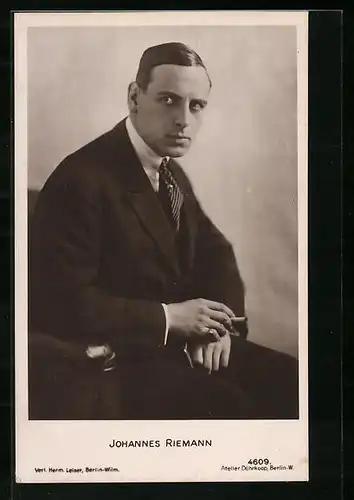 AK Schauspieler Johannes Riemann mit pomadisierten Haaren und Zigarette