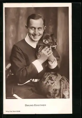 AK Bruno Kastner mit kleinem Hund auf dem Arm