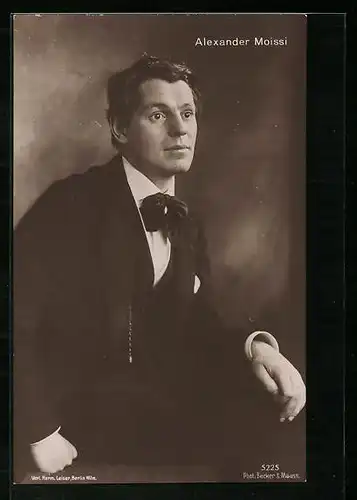 AK Schauspieler Alexander Moissi im Anzug mit grosser Fliege