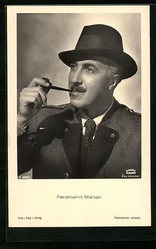 AK Schauspieler Ferdinand Marian mit Hut und Pfeife