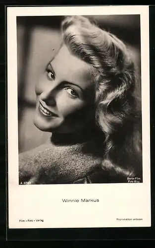 AK Schauspielerin Winnie Markus lächelt