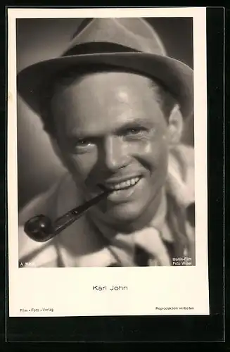 AK Schauspieler Karl John lächelt mit Hut und Pfeife