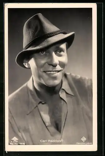 AK Schauspieler Carl Raddatz lächelt mit Filzhut