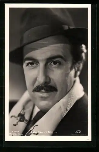 AK Schauspieler Ferdinand Marian mit Hut und hellem Schal