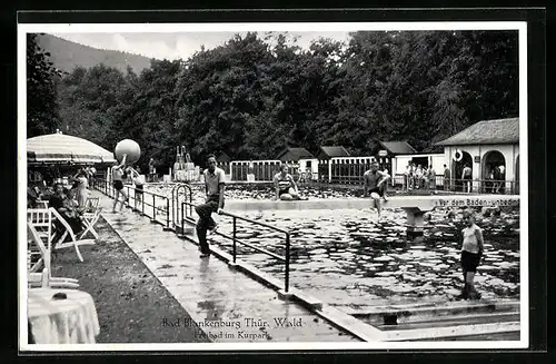 AK Bad Blankenburg /Thür. Wald, Freibad im Kurpark mit Badegästen