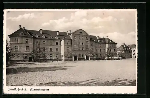 AK Schwäb. Gmünd, Bismarckkaserne mit Menschenansammlung