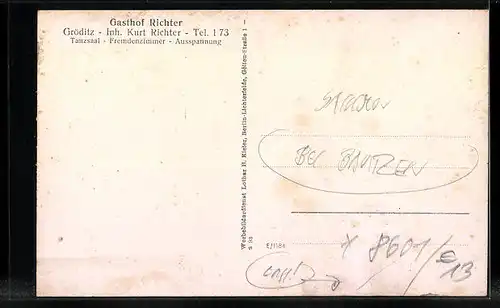 AK Gröditz, Gasthof Richter, Strasse mit Schule und Kirche