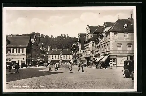 AK Schwäb. Gmünd, Passanten am Marktplatz