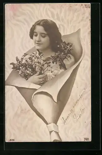 Foto-AK BNK: Frau mit Mistelzweigen im Blumenpapier