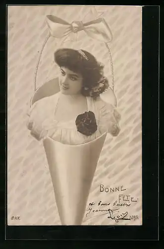 Foto-AK BNK: Fräulein mit Haarkamm in einer Papiertüte