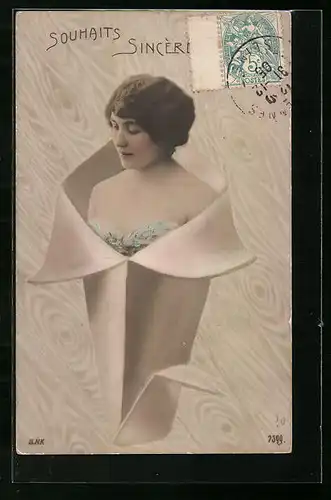 Foto-AK BNK: Frau mit moderner Frisur in einer Papiertüte