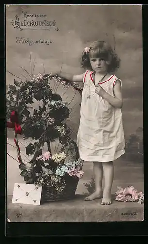 Foto-AK BNK: Geburtstagsglückwunsch eines kleinen Mädels mit Geschenkkorb