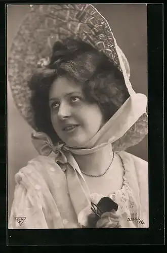 Foto-AK BNK: Junge Dame mit Kurzhaarfrisur und Strohhut