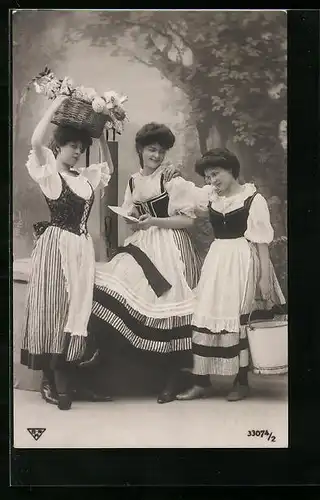 Foto-AK BNK: Junge Damen in bürgerlichen Gewändern gekleidet