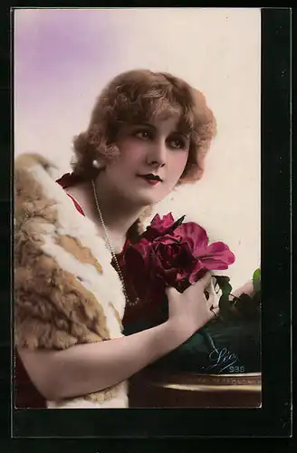 Foto-AK Leo, Paris Nr. 938: Blonde Dame mit pompösem Pelzschal