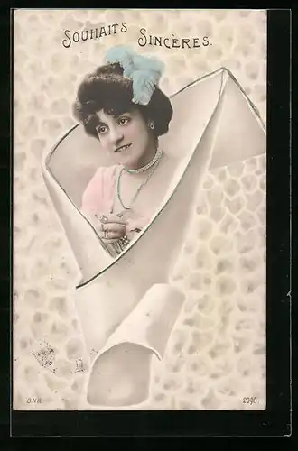 Foto-AK BNK: Junge Frau mit blauer Feder im Haar und viel Schmuck