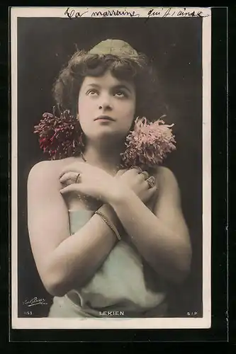 Foto-AK Paul Boyer: Lekien mit zwei grossen Blüten neben dem Kopf