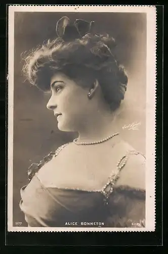 Foto-AK Paul Boyer: Alice Bonneton mit Perlenkette