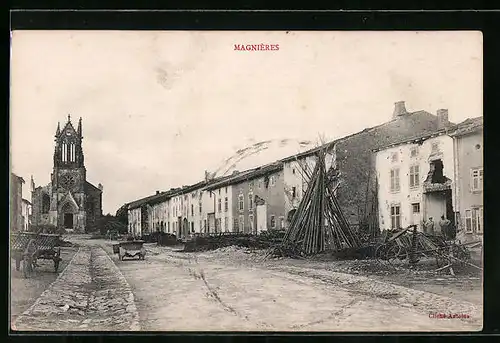 AK Magnières, Strasse mit Kirche und Kriegsschäden