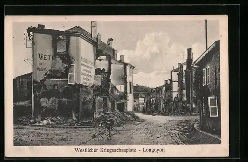 AK Longuyon, Westlicher Kriegsschauplatz - Strasse mit zerstörten Häusern