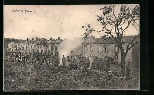 AK Audun-le-Roman, Soldaten vor einer Wohnhauspartie in Trümmern