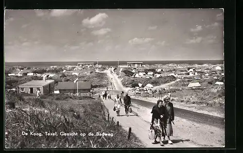 AK Texel, De Koog, Gezicht op de Badweg