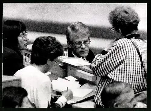 Fotografie Fotograf unbekannt, schwedischer Ministerpräsident Ingvar Carlsson, verlorene Abstimmung im Parlament 1990