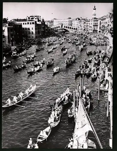Fotografie unbekannter Fotograf, Ansicht Venedig, Fest der Gondoliere auf dem Canale Grande