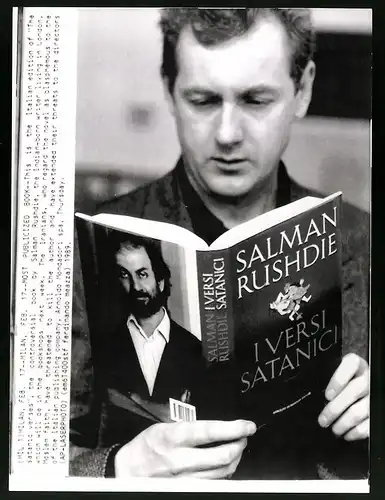 Fotografie unbekannter Fotograf, Ansicht Mailand, Mann liest italienische Ausgabe des I Versi Santanici von S. Rushdie