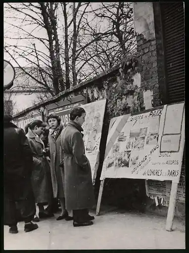 Fotografie unbekannter Fotograf, Ansicht Paris, Plakate gegen die Remilitarisierung Westdeutschlands, Guerre de Paix