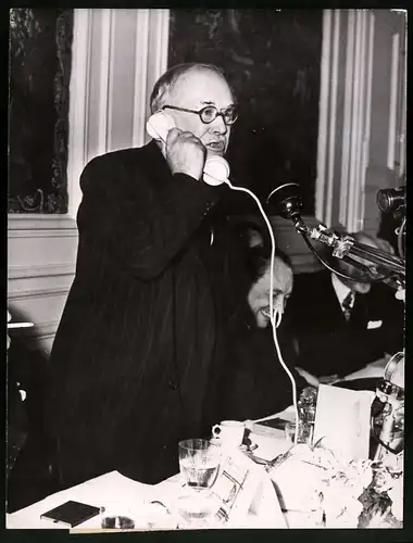 Fotografie Keystone, München, Ansicht Paris, Präsident Auriol hält Rede übers Telefon im Hotel de Rohan 1953