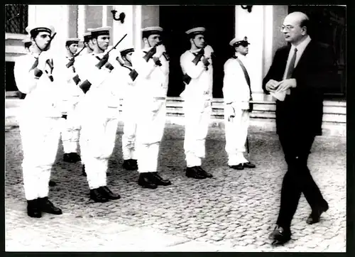 Fotografie unbekannter Fotograf, Ansicht Rom, ital. Ministerpräs. Bettino Craxi verlässt Palast nach Rücktrittserklärung