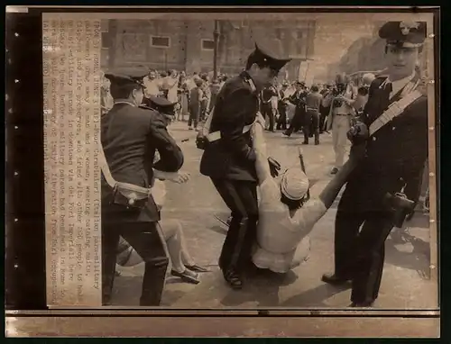 Fotografie unbekannter Fotograf, Ansicht Rom, Polizisten / Carabinieri entfernen Demonstranten bei Militär-Parade, 1985