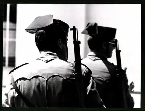 Fotografie Günter Rossenbach, Wuppertal, Ansicht Santander, Uniformierte Guardia Civil mit Dreispitz vor Polizeistation