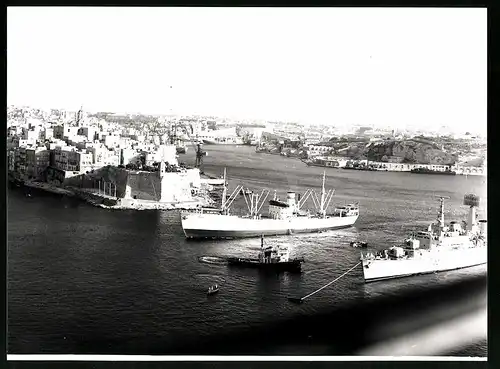 Fotografie Keystone, Hamburg, Ansicht La Valletta, britische Kriegsschiffe im Hafen des Flottenstützpunktes