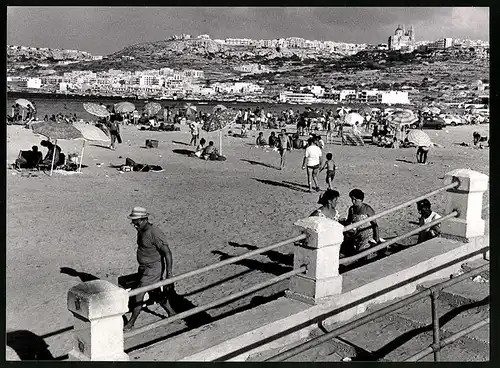 Fotografie Martin Langer, Bielefeld, Ansicht San Pawl il-Bahar / St. Paul`s Bay, Badestrand mit Blick auf die Stadt