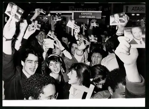 Fotografie unbekannter Fotograf, Ansicht Paris, Studenten halten zur Unterstützung Fotos von Jacques Chirac hoch