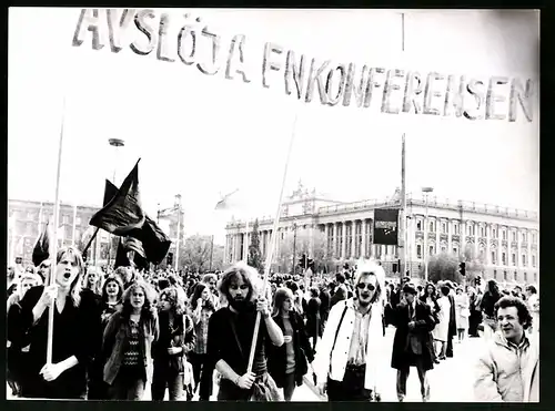 Fotografie unbekannter Fotograf, Ansicht Stockholm, Demonstranten vor dem Parlamentsgebäude zur UNO-Konferenz