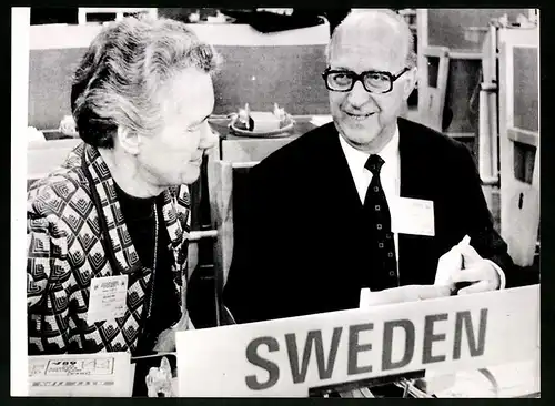 Fotografie unbekannter Fotograf, Ansicht Stockholm, schwedischer Minister Ingemund Bengtsson und Inga Thorsson