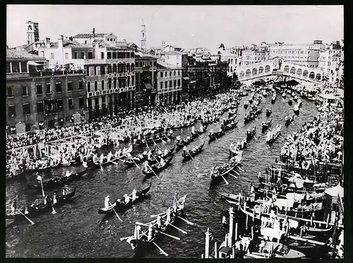 Fotografie Keystoen, München, Ansicht Venedig, das Fest der Gondoliere mit geschmückten Känen, 1955