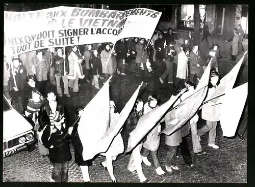 Fotografie unbekannter Fotograf, Ansicht Paris, Demonstration gegen den Vietnamkrieg mit Sprechchören und Bannern, 1972