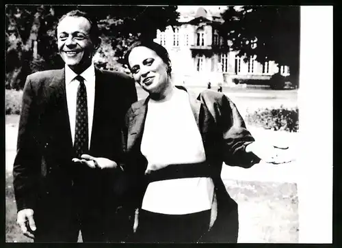Fotografie unbekannter Fotograf, Ansicht Paris, Ministerpräsident Michel Rocard mit Frau Michele am Hotel Matignon