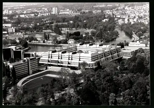 Fotografie unbekannter Fotograf, Ansicht Strassburg, Blick auf das Gebäude des Europarats aus der Vogelperspektive