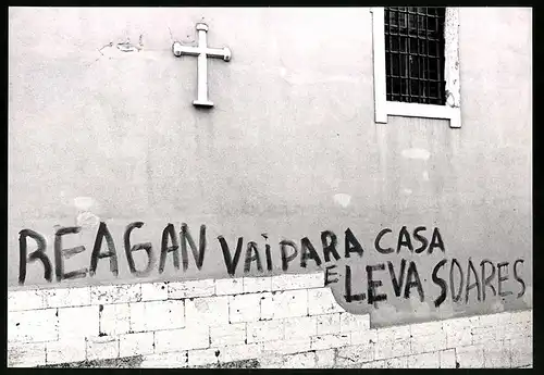 Fotografie Martin Langer, Bielefeld, Anti-Reagan Graffiti an einer Hauswand mit Christis Kreuz