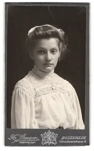 Fotografie X. Simson, Rosenheim, Münchenerstr. 6, Junge Dame mit Haarschleife und Herzkette