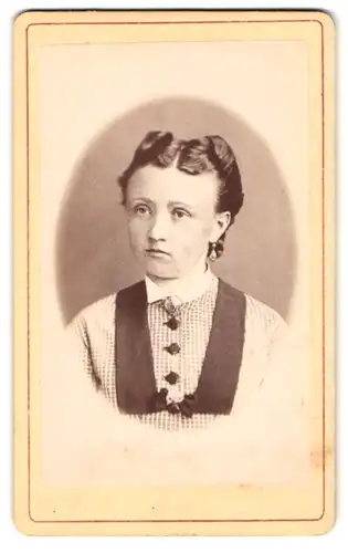 Fotografie F. Herzing & Co., Traunstein, Scheicherkellerstr., Junge Dame in modischer Kleidung