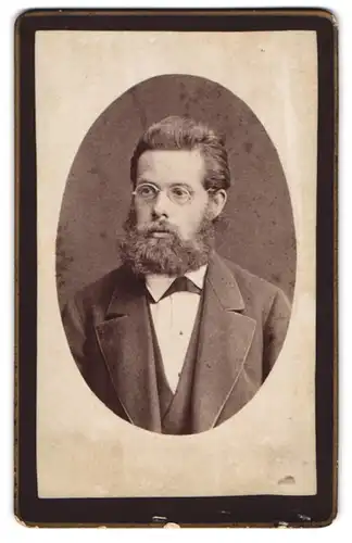 Fotografie Ch. Verra, Rosenheim, Zimmerstr. 209 1 /5, Bürgerlicher Herr mit Brille und Vollbart