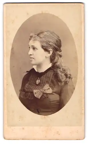 Fotografie Anton Maier, München, Kaufingerstr. 9 /III, Junge Dame im Kleid mit Amulett